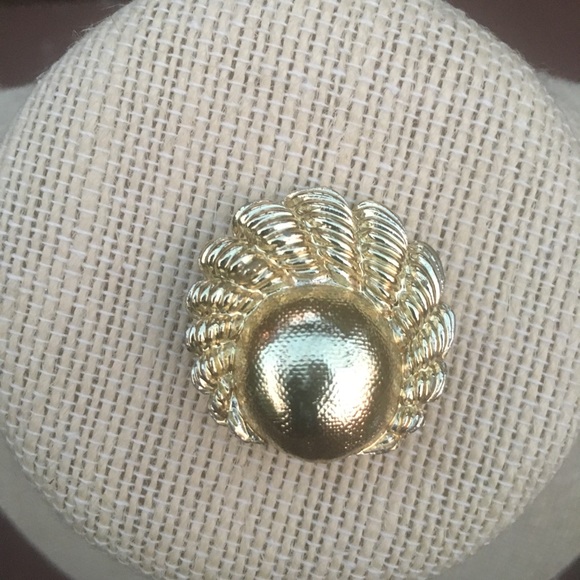 Gold Tone Shells Clip On Earrings - Picture 2 of 6